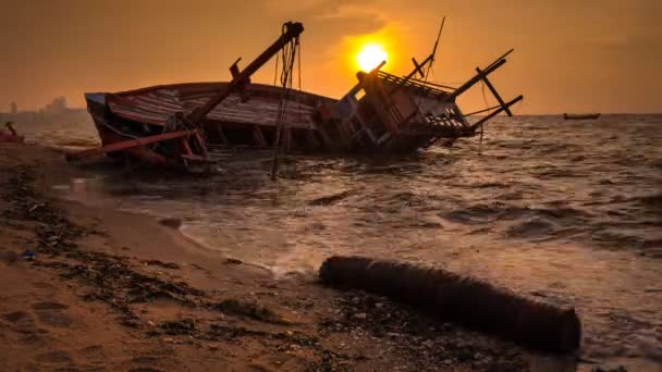 日落时在芭堤雅海滩附近沉船渔船 海滩上有塑料垃圾或垃圾 — 图库视频影像