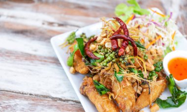 Herb, biber, kırmızı biber, salata ve sos, ünlü Tay dili veya Asya, masasına yemek restoranında leziz, leziz, kızarmış kanat tavuk