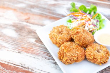 lezzetli kızarmış karides, Tay deniz ürünleri stil, tatlı sos ve gıda ve sağlıklı kavramı için ahşap Tablo kopya alanı ile beyaz tabakta sebze salatası ile