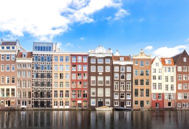 güzel ve klasik bina, daire ve nehir ya da turist, Tur, için kanal boyunca su yansıması cruise veya ulaşım Amsterdam'da Hollanda Avrupa'da gemi