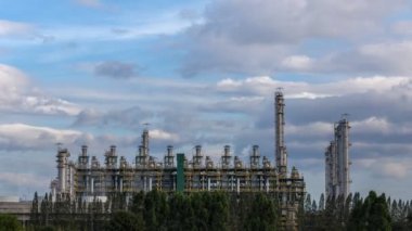 yağmur bulutu hareket ile timelapse petrol ve Petrokimya tesisi için iş sanayi bölgesi içinde kimyasal ürün için