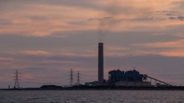 gün gece zaman atlamalı santral, endüstriyel, okyanusu yakınlarındaki için elektrik üretmek veya deniz emisyon ile güzel günbatımı zamanı ve çalışma ve baot okyanusta bitki yayarlar