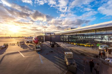 Kopenhag şehri, Danimarka, Avrupa, İskandinavya 'daki Kopenhag havaalanındaki servis arabasıyla güzel bir günbatımı saatinde seyahat ve ulaşım için taksi kapısına doğru yürü.