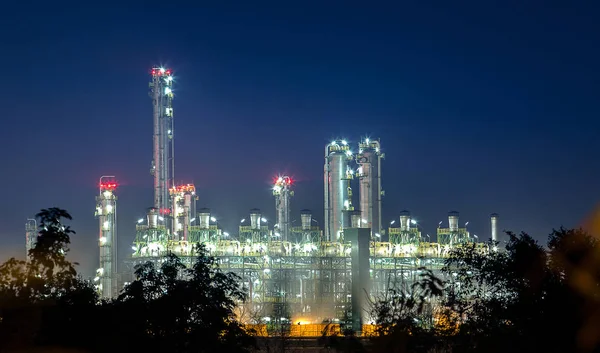 Rafineri Yığını Tank Çiftliğiyle Petrokimya Petrol Sanayiinin Görüntüsü Gece Günbatımından — Stok fotoğraf