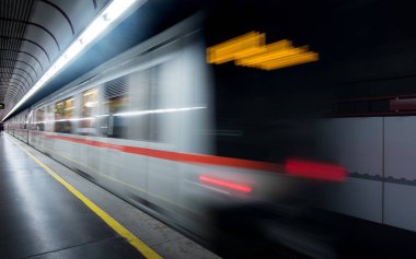 Avrupa iş kentinde ulaşım için platformda Metro ve yolcu tren ışık izini hareketli bulanıklık