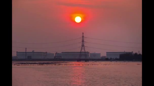 Mooie Dag Tot Nacht Het Einde Van Zonsondergang Achter Olietank — Stockvideo