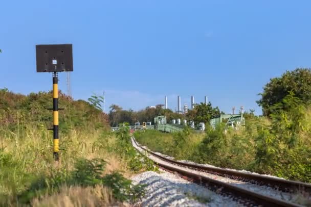 Trein Rail met petrochemische en petroleumindustrie in achtergrond en stoompijp en isolatie met treinrails — Stockvideo