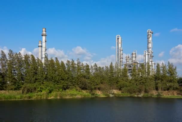 Movimento de nuvens atrás de plantas petroquímicas e petrolíferas com reator e destilação para processo químico em área industrial — Vídeo de Stock
