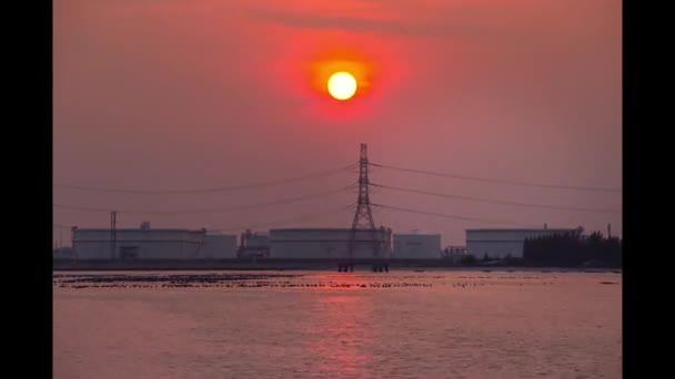 Красивый Закат Дня Ночи Нефтеналивной Станцией Химической Промышленной Зоне Океана — стоковое видео