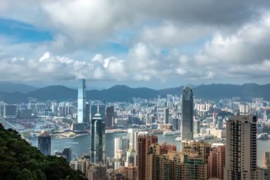 Günbatımından önce Hongkong şehrinin limanında ve gökdeleninde günbatımından önce Victoria Peak View, Hongkong Asya 'da gökdelenle birlikte