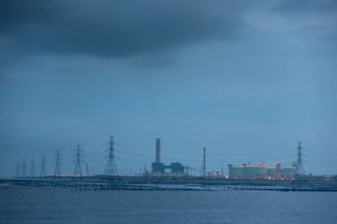 güç santralinin gece gündüz hızlandırılmış, gün batımı nda santralden emisyon yayılacak ile sanayi, okyanus veya deniz yakınında elektrik üretmek