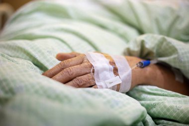 iğne ile el tuzlu çözelti, tıbbi ve vitamin almak için