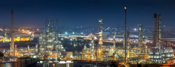 Petrol rafinerisi sanayi için benzin ham petrol damıtmak için e — Stok fotoğraf