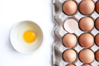 Yumurta kutusunda taze tavuk yumurtasının yakın plan resmi, beyaz arka plan, yemek pişirmek için kırılgan bir yumurta kabuğu ve sağlıklı konsept için taze ve doğal yumurta kasesi.