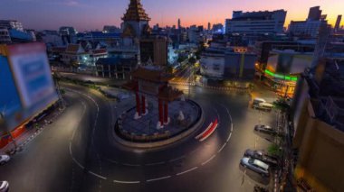 Çin 'in Bangkok, Tayland, Asya kentindeki Çin sınır kapısı çevresinde araç, araba ve otobüs ile güzel bir gün doğumu zamanı atlaması