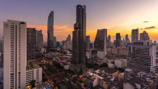 Tid förfaller med flygfoto med skyline vid solnedgången tid i affärer, centrum, zon med transport av Bangkok Thailand Asien — Stockvideo