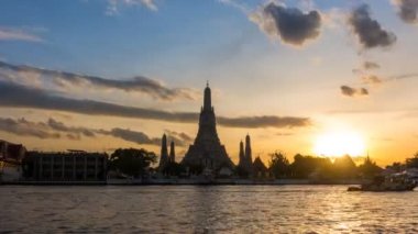 Wat Arun 'un zaman aşımı, Bangkok' taki Buda Tapınağı 'nın ünlü simgesi, seyahat için başkenti ve ünlü şehir ve güzel gün batımı zamanı ve tekne ulaşımı.
