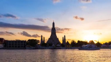 Wat Arun 'un zaman aşımı, Bangkok' taki Buda Tapınağı 'nın ünlü simgesi, seyahat için başkenti ve ünlü şehir ve güzel gün batımı zamanı ve tekne ulaşımı.
