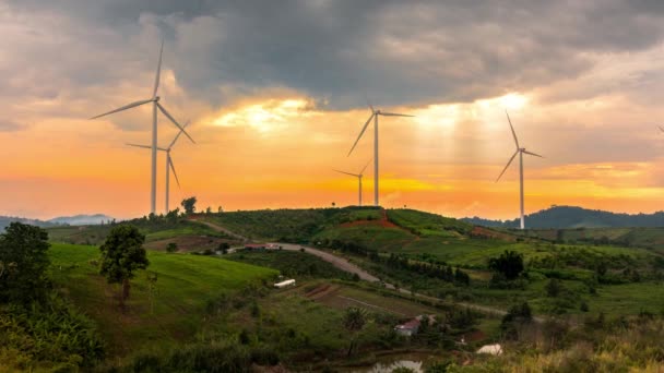 Tijdsverloop van windmolen roterende schroefturbine voor aandrijfgenerator voor elektrische duurzaamheid energietechnologie op hoge heuvel berg voor schone energiebesparing — Stockvideo