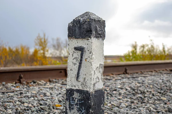 Demiryolu. Demiryolunun kenarındaki işaret direği. Demiryolundaki granit tümsek.