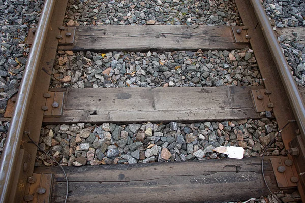 Demiryolları ve demiryolları. Tahta demiryolu desteğindeki yazı.