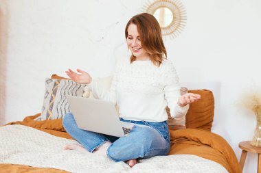 Hoş gülümseyen bir kadın, hoş bir gülümsemesi, saç kesimi, günlük kıyafetleri, komedi izlerken kahkahalar atması, internette arkadaşlarıyla sohbet etmesi, dizüstü bilgisayarının başında oturması..