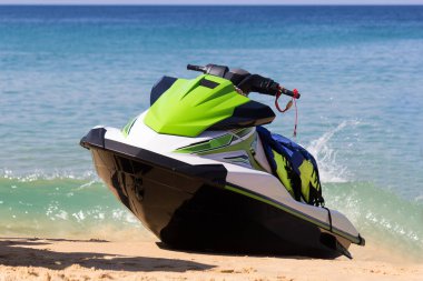 Yeşil-beyaz jet ski güneşli havalarda mavi denizin dalgaları bir plajda olduğunu. Aktif dinlenme tüm aile mutlu zamanı.