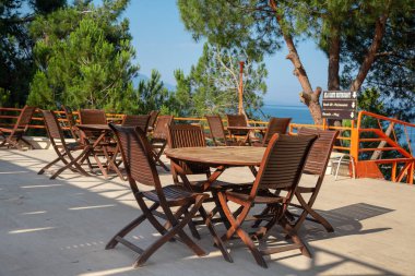 Sokak kafe denize yakındır. Turizm ve rekreasyon kavramı. Arka plan