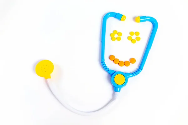 Концепция медицины. Детские игрушки по профессии врача. Стетоскоп улыбается . — стоковое фото