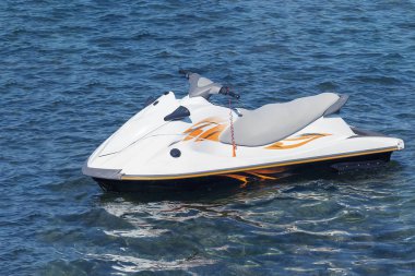 Turuncu çizgili beyaz yalnız su scooter mavi bir denizde yüzer.