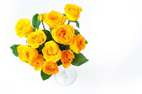 El ramo de rosas amarillas está sobre un fondo blanco. Las flores son horizontales de cerca — Foto de Stock