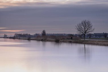 Kinderdijk, Alblasserdam, Hollanda sularında sakin bir sabah