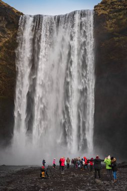 Skogafoss şelalesi, Güney İzlanda - 28 Şubat 2019 : Kış mevsiminde Güney İzlanda'daki büyük ve güçlü şelale Skogafoss, birçok turist ve fotoğrafçı tarafından ziyaret edildi