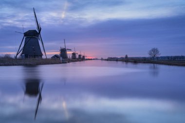 Kinderdijk, Alblasserdam, Güney Hollanda, Hollanda - 20 Şubat 2019 : Şubat ayında soğuk bir sabahta, unesco dünya mirası listesinde yer alan Kinderdijk'te, bölgede bakımlı 19 yel değirmeni nedeniyle gün doğumu.