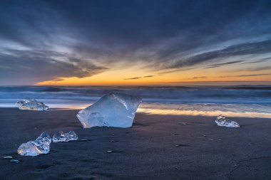 Diamond plajında gün doğumu, Jokulsarlon buzul lagünü yanında