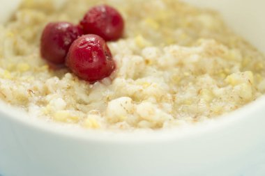 Lezzetli taze kahvaltı . Dondurulmuş vişneli yulaf ezmesi. lezzetli ve sağlıklı kahvaltı konsepti