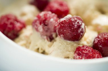 dondurulmuş kiraz ve ahududu ile ev yapımı dondurma. sağlıklı tatlılar kavramı