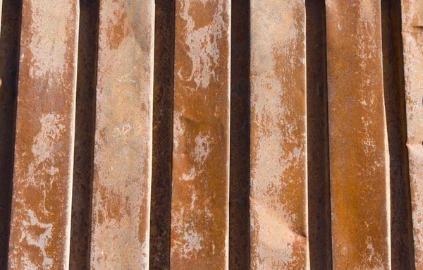 Paslı sarı-kırmızı dokulu metal yüzey.