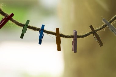 renkli ahşap clothespins bir tel asılı 