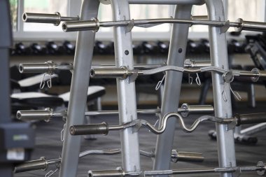 Spor salonunda spor malzemeleri. Barbell'ler rafta. Modern ışık spor salonu. . Rafta barbells