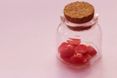 Şişe camındaki kırmızı kalpler