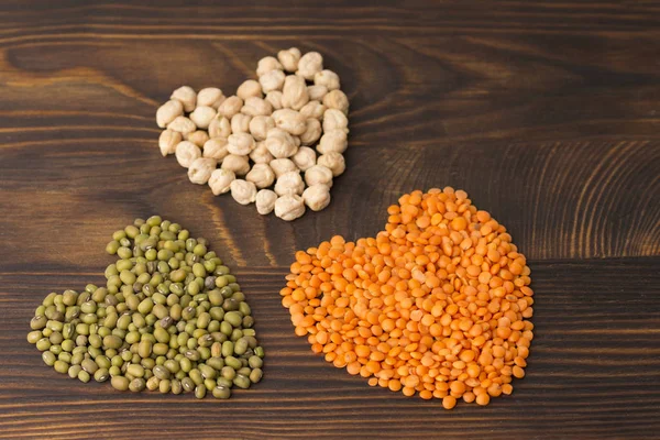 Con Forma Corazón Garbanzo Frijol Mungo Lentejas Naranjas Fondo Madera — Foto de Stock