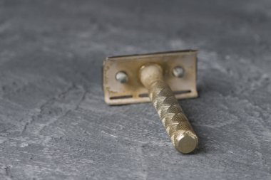 beton arka plan üzerinde vintage altın renkli jilet