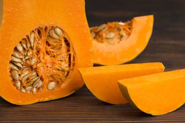 Tahta bir masada küçük bir balkabağı. Art Autumn Pumpkin Şükran Günü Geçmişi.