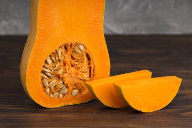 Tahta bir masada küçük bir balkabağı. Art Autumn Pumpkin Şükran Günü Geçmişi.