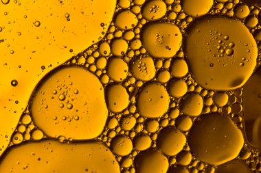 Soyut sarı su kabarcıkları arka planda. Makro çekim 