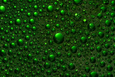 Soyut yeşil su kabarcıkları arka planda. Karışık su ve yağ kabarcıklarından güzel soyut arkaplan