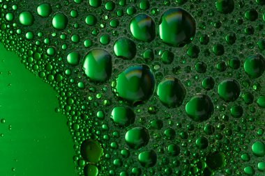 Soyut yeşil su kabarcıkları arka planda. Yumuşak odaklanma. Dokuyu kapat 