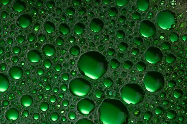Soyut yeşil su kabarcıkları arka planda. Yağ ve Su