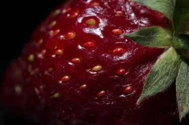 Siyah üzerine olgun tatlı çilekli Makro shot. 